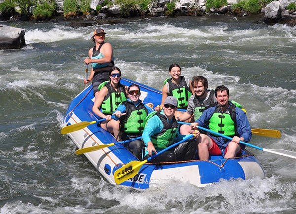 Earth Science Alumni raft the Deschutes River